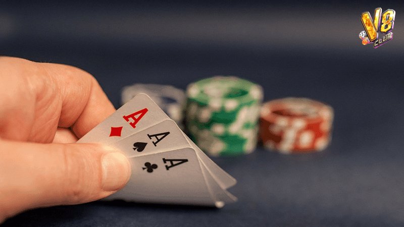 Mỗi người chơi nhận 3 lá bài ngẫu nhiên